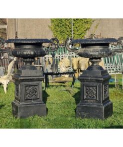 Urn Large Handles and Pedestal Black CH R 102 B (1)